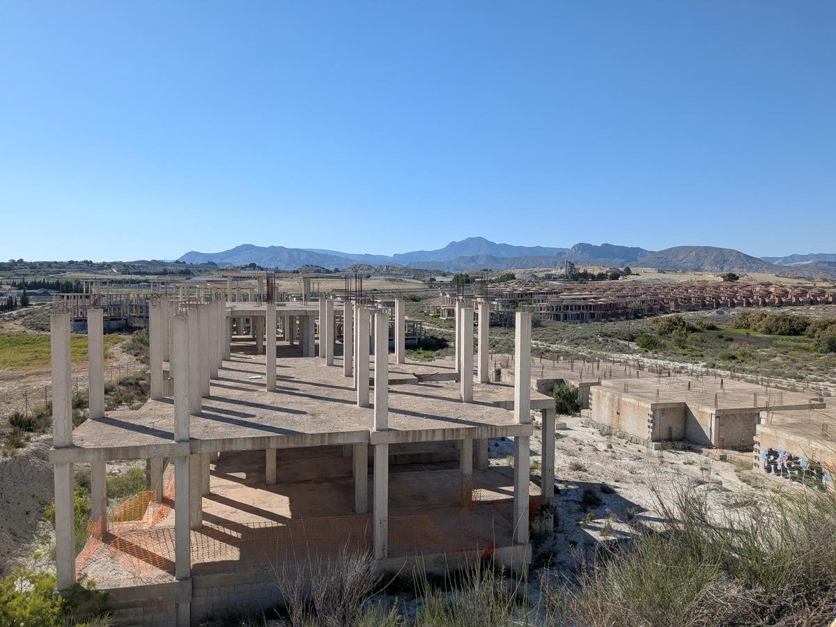 Estado de las viviendas que se levantaron en Fortuna Hill en la urbanización Las Lamparillas