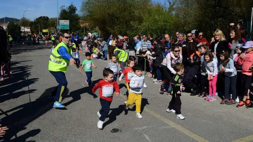 Dos momentos de la jornada lúdico-deportiva celebrada ayer en las inmediaciones del colegio A Rúa, en Coiro. // Gonzalo Núñez