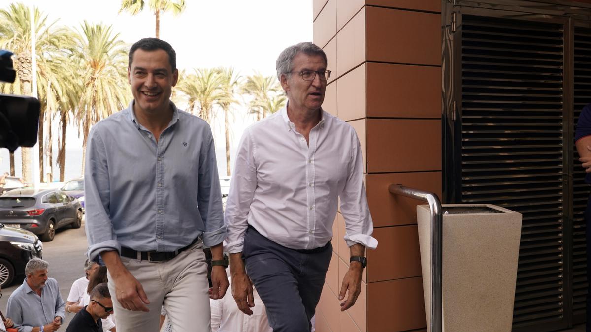 Juanma Moreno y Alberto Núñez Feijóo, durante la Escuela de Verano de Nuevas Generaciones del PP.