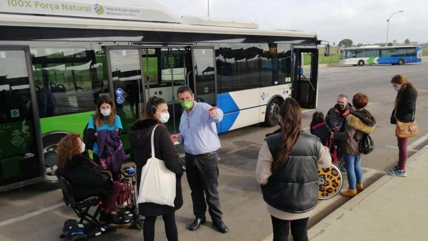 Personas con movilidad reducida han participado en el taller realizado por la EMT. | AJUNTAMENT