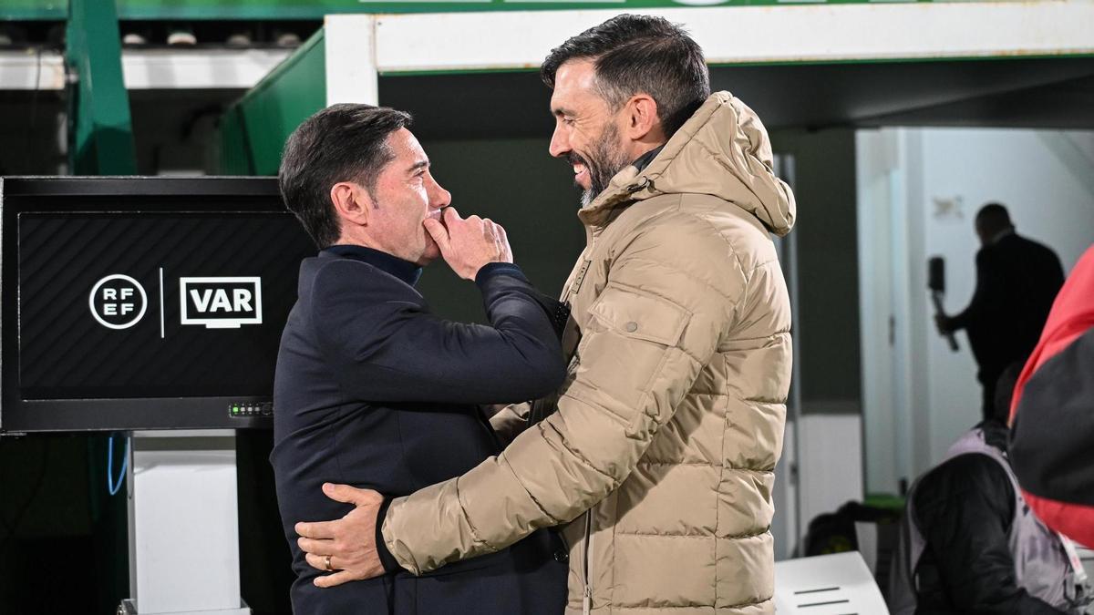 Marcelino y Sarabia se saludan antes del partido de la primera vuelta