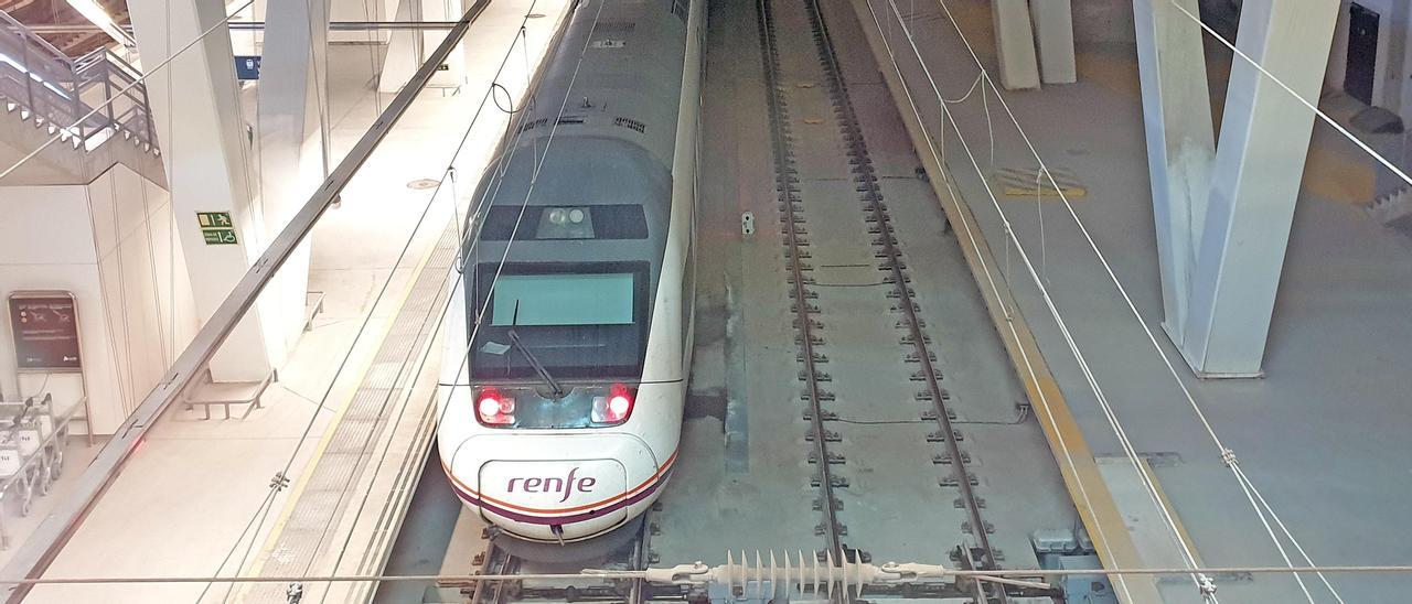 Un tren de media distancia en la estación de Vialia, que será pasante con la salida sur.