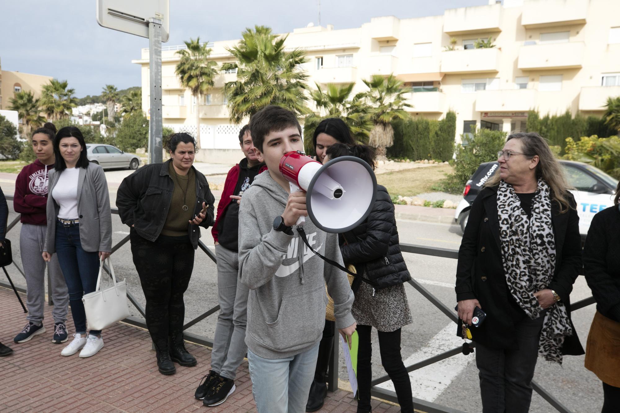 Alumnos y familias del instituto Xarc de Ibiza claman contra Educación por el mal estado del centro