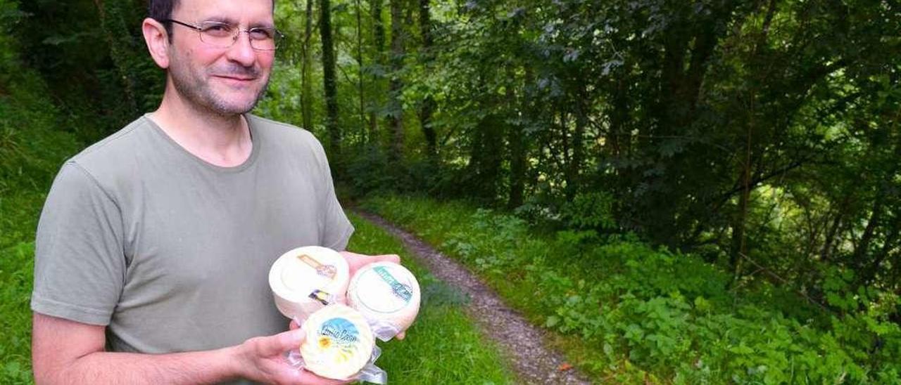 Alberto Valiente muestra tres de sus variedades de queso en el exterior de su quesería, en Moruxones, Pintueles (Piloña).