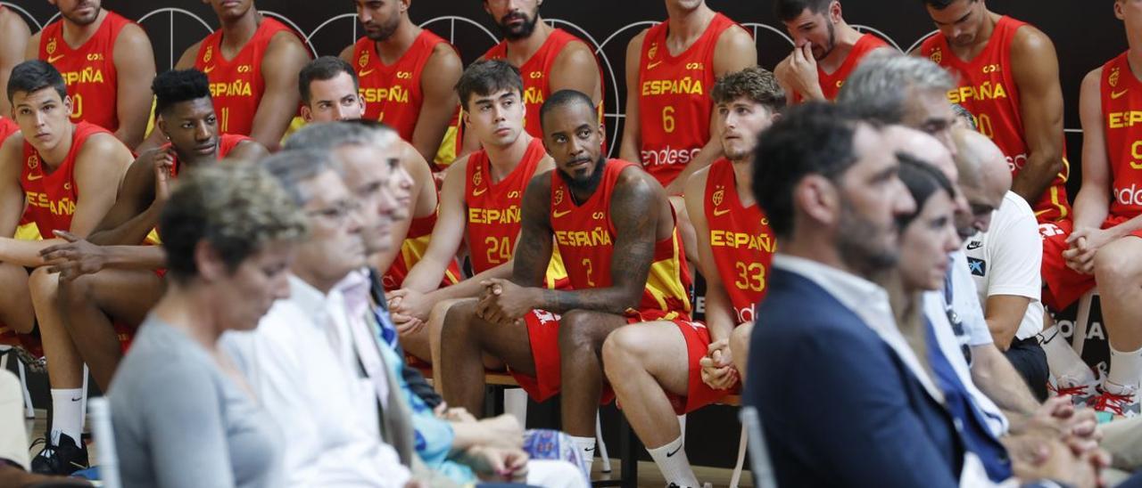 Brown, en el centro de la imagen, en el acto de presentación de la selección en Madrid.