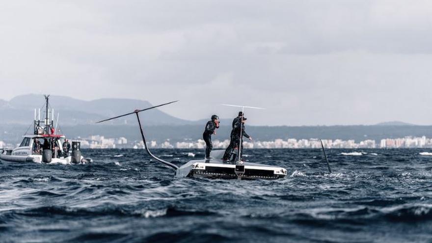 America&#039;s Cup-Boot kentert vor Mallorca und Batterien fangen Feuer