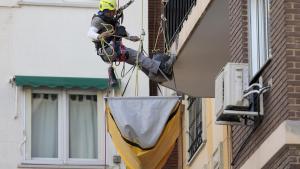 Un albañil repara una fachada en Valencia