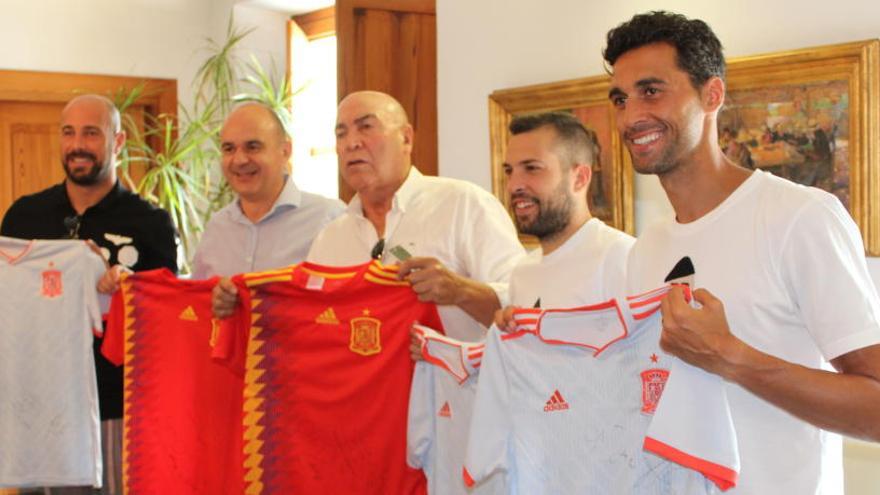 Pepe Reina, Arbeloa y Jordi Alba visitan Santa Eulària