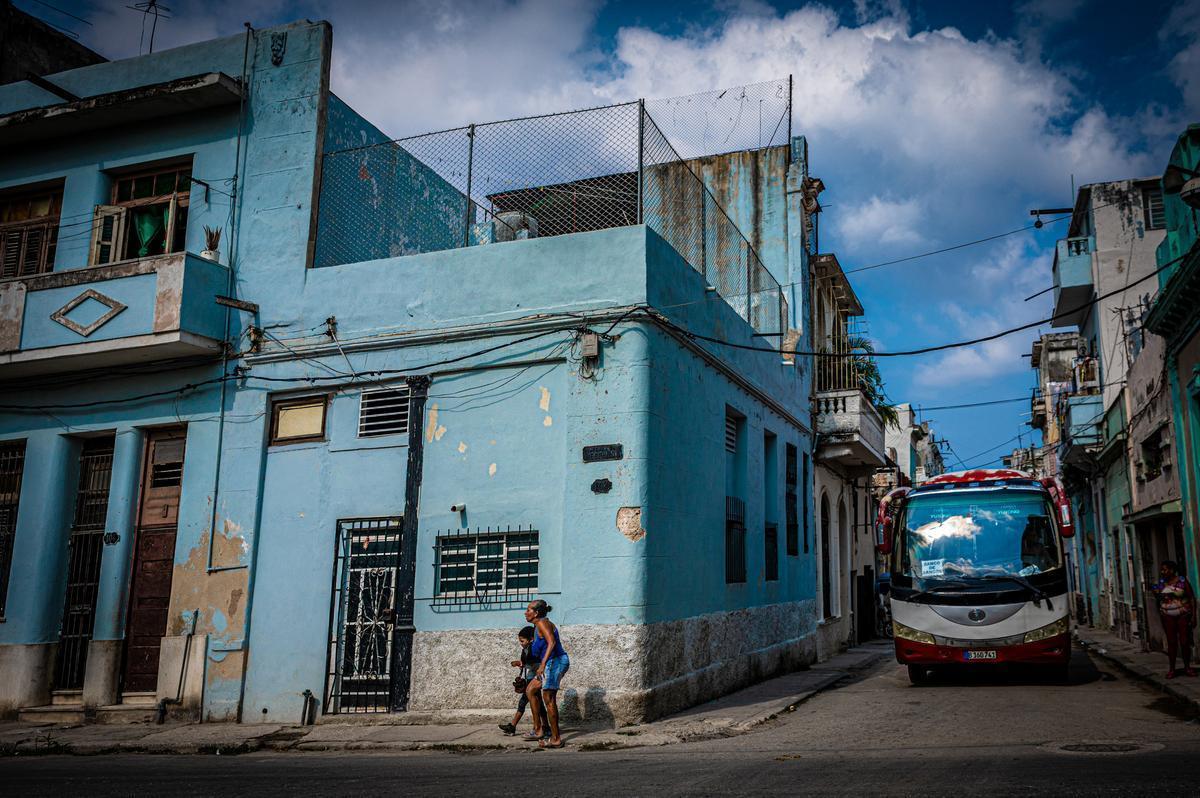 Edificio ya remodelado donde vivían Irene (60), Mairelis Ortiz (37), Naiara (19), Daian (17), Kendri (siete meses, hijo de Naiara} antes del derrumbe en el que murieron tres menores debido al desprendimiento de un balcón.