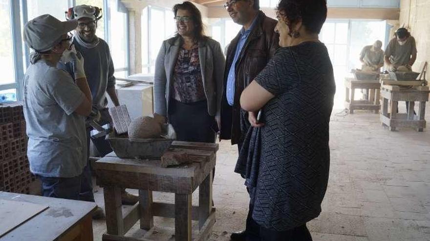 Carmen Amoedo y Javier Bas, con los alumnos del taller de empleo.