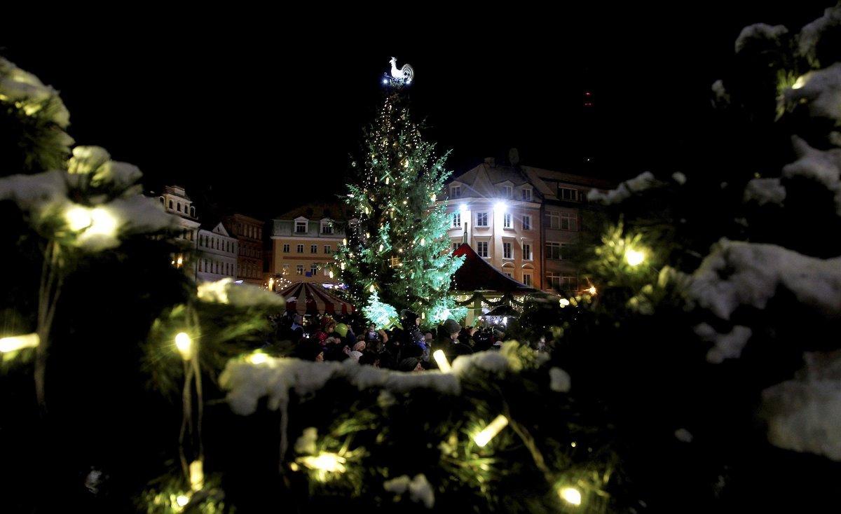 Riga (Latvia), 01/12/2019.- People visit the Christmas market at Dom Square in Riga, Latvia, 01 December 2019. It is believed that the first Christmas market in Riga was held in 1510. (Letonia) EFE/EPA/TOMS KALNINS.