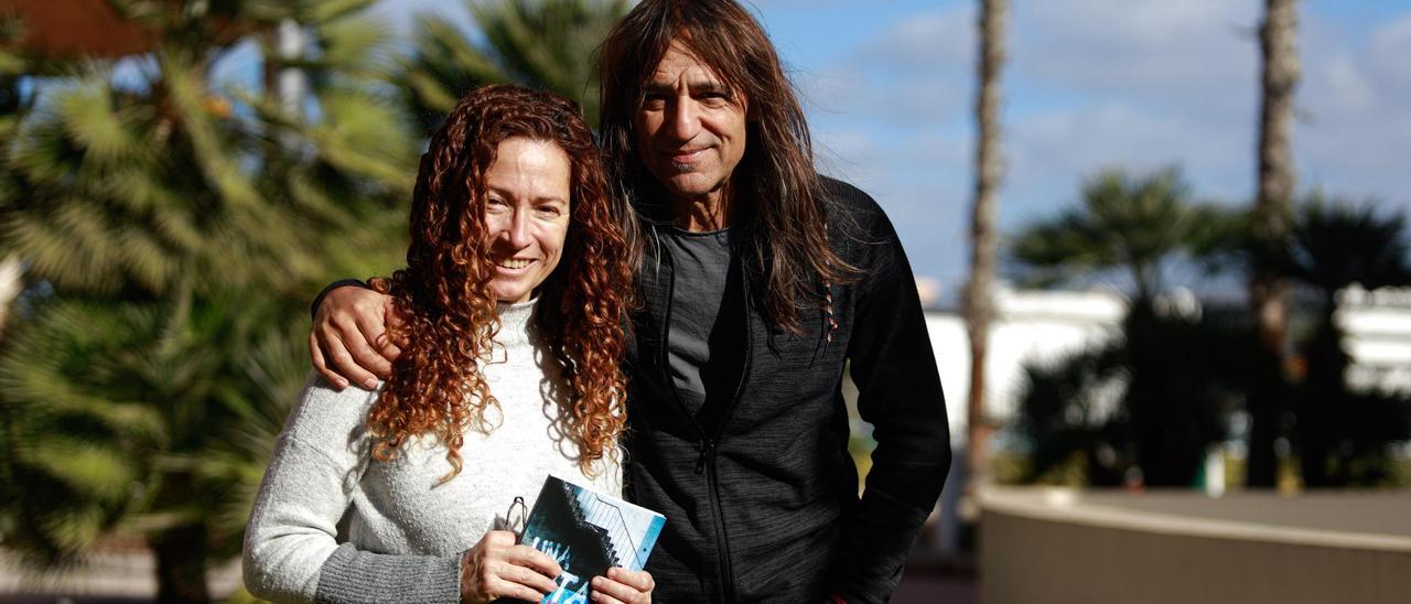 Rosa Burguera y Miguel Lara, con ‘Una puta merda’, ayer en la sede de Diario de Ibiza.