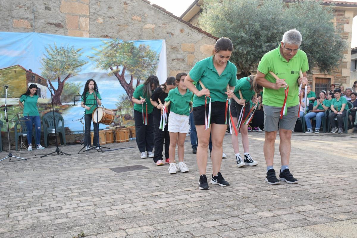 La actuación de Aulas de Aliste en Trabazos pone el broche perfecto a un curso de aniversario
