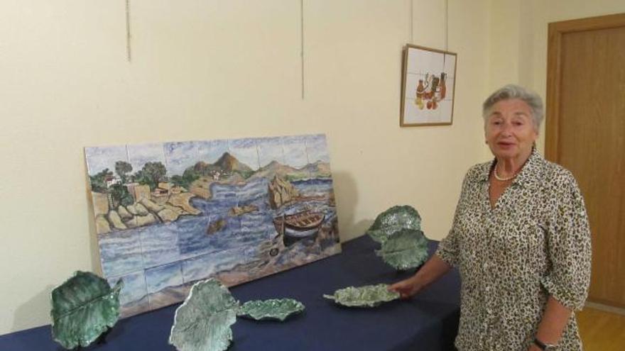 Tina Alonso, junto a varias de sus piezas expuestas en la Casa de Cultura de Ribadesella.