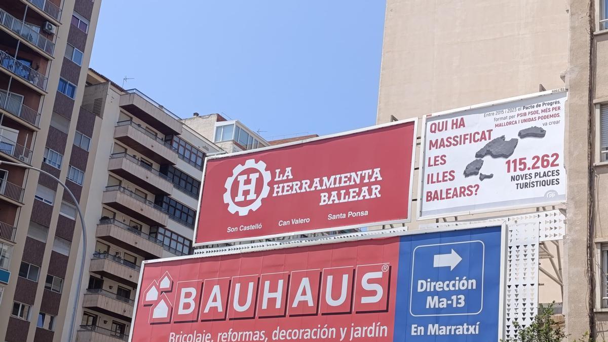 En la imagen, a la derecha, una de las vallas de la campaña del PP que culpa al Pacto de masificar Baleares.