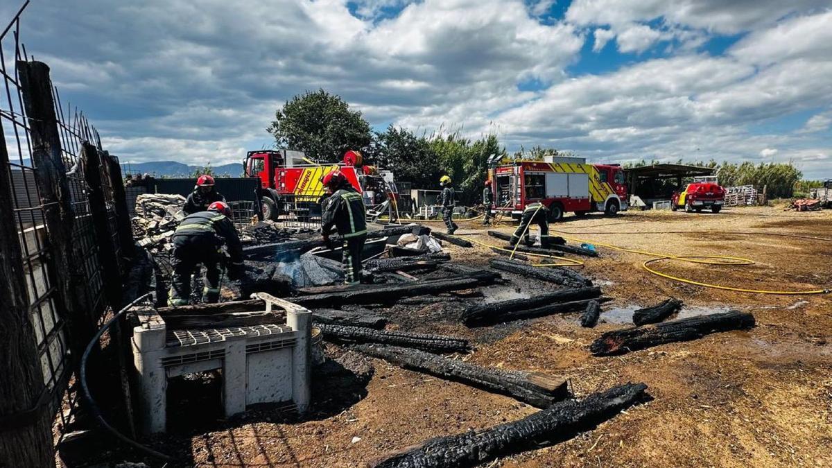 Instalación ganadera afectada por el incendio.