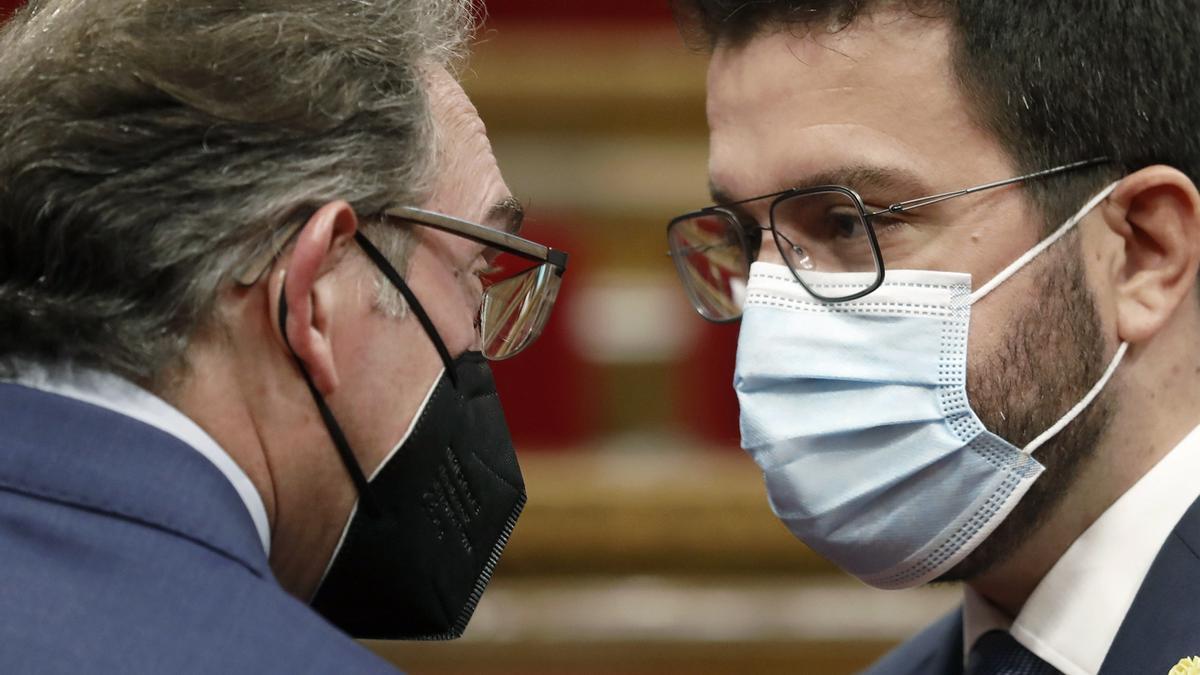 El 'president' de la Generalitat, Pere Aragonès, y el 'conseller' de Economia, Jaume Giró, en el Parlament.