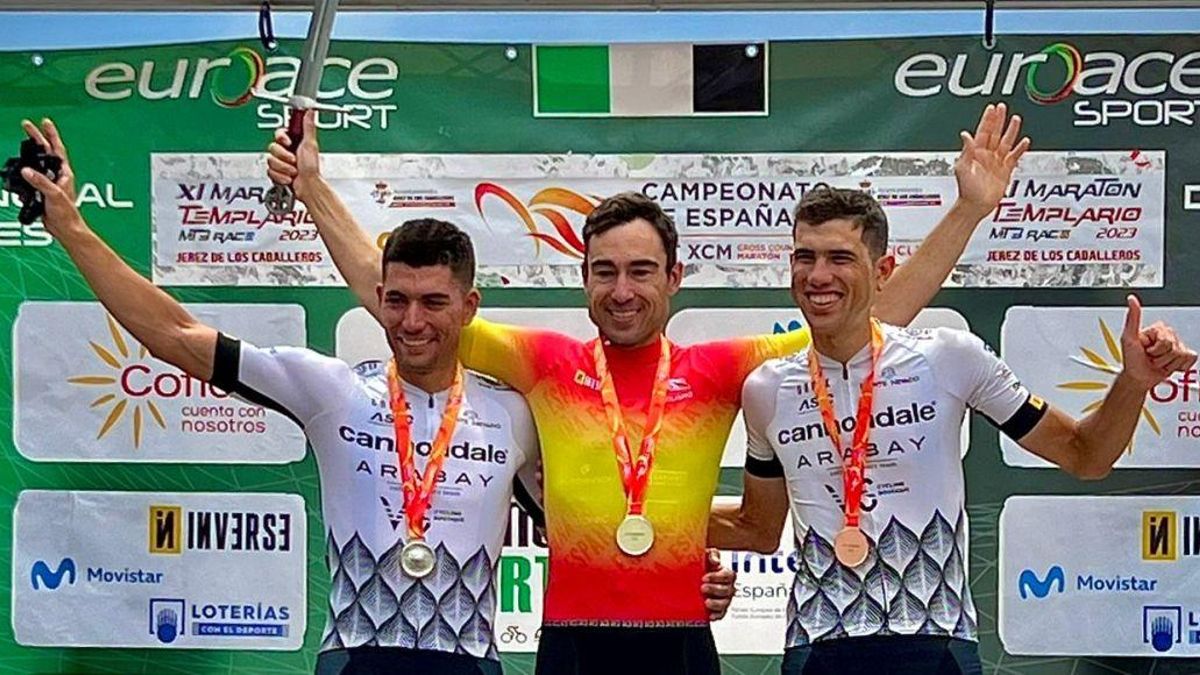 Miguel Muñoz, primero por la izquierda, con la medalla absoluta del Campeonato de España XCM de MTB.