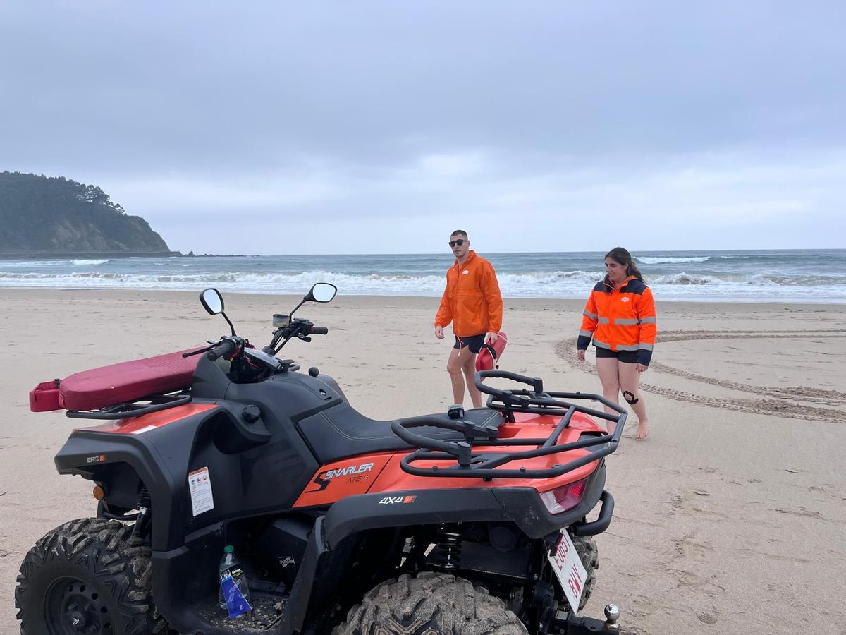 Dos socorristas en la playa de Santa Marina, en Ribadesella.