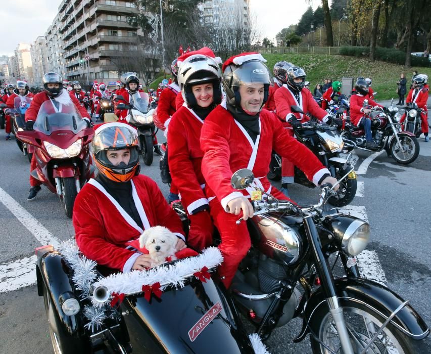 La clásica Papanoelada Motera vuelve a inundar las calles viguesas de espíritu navideño.