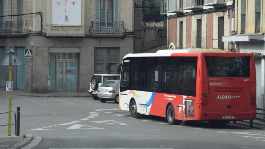 Bus urbà de Berga a la plaça de la Creu, el seu punt de sortida