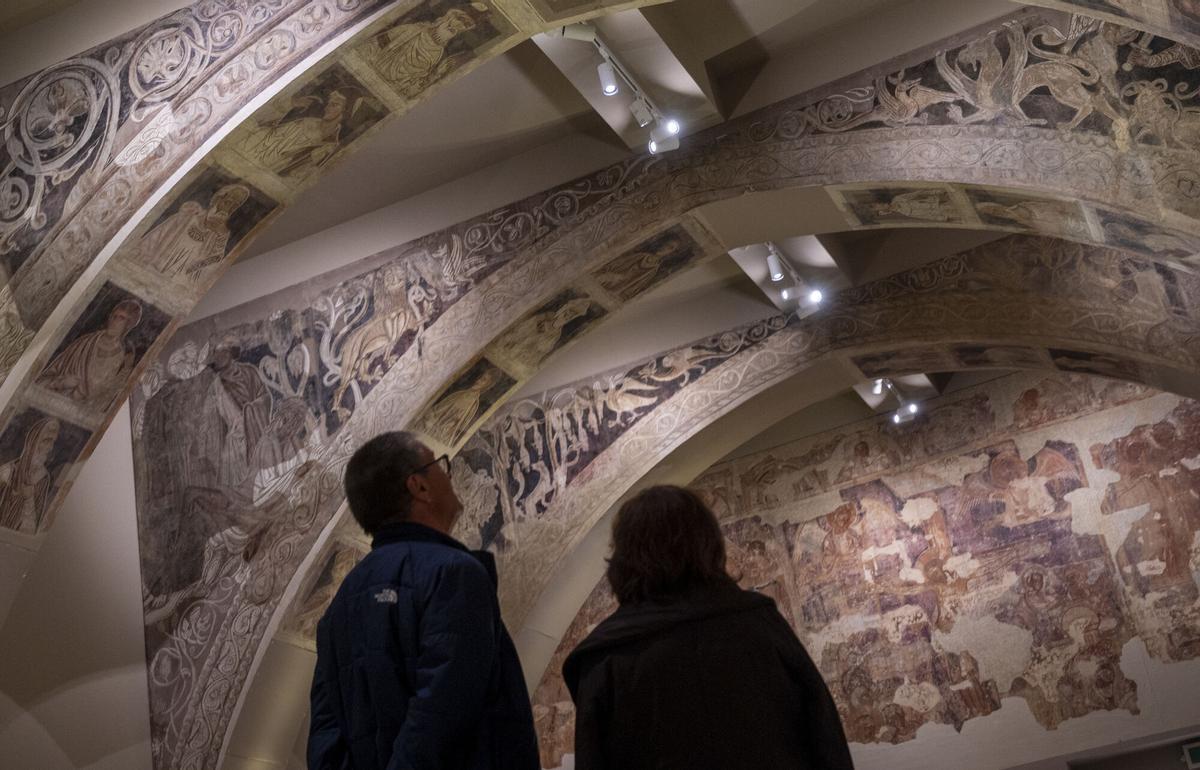 Pinturas de Sijena en una de las salas de arte románico en el MNAC