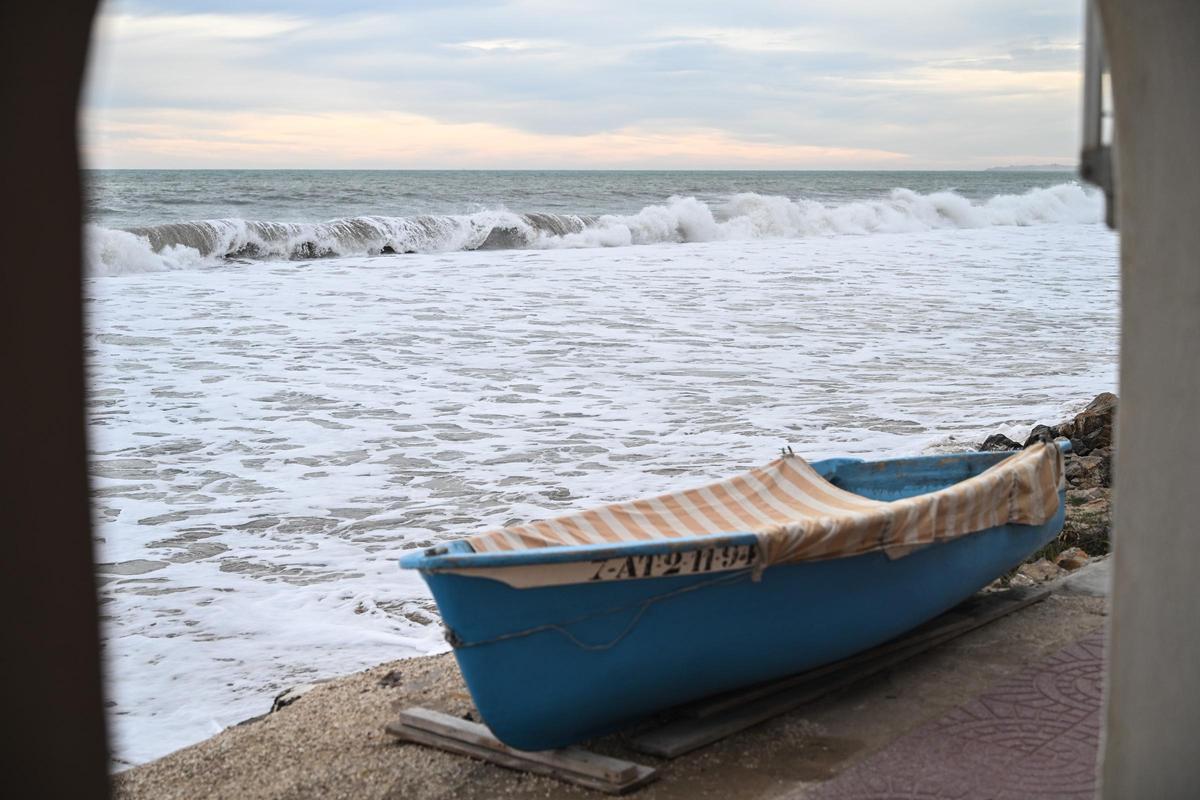 Un mar embravecido por el temporal Harry engulle playas en Elche y amenaza a las casas de primera línea de El PInet