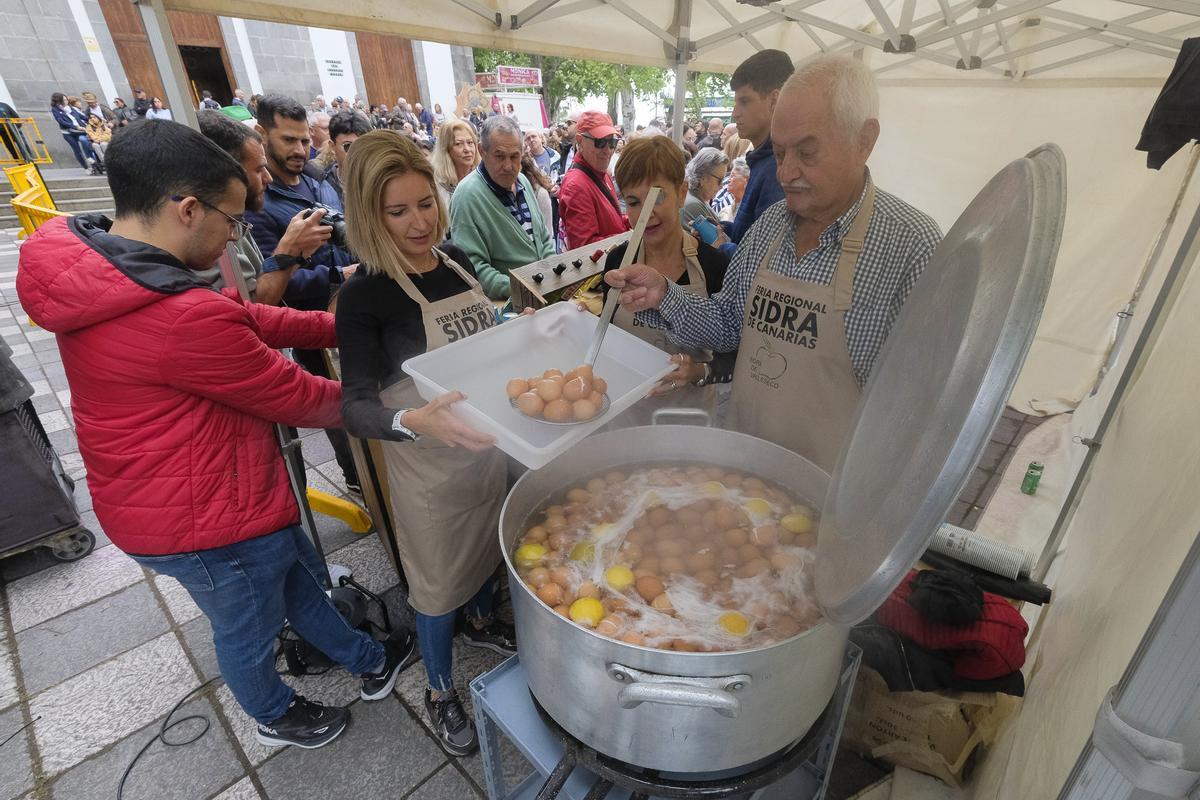 Reparto de huevos duros en la plaza de Valleseco