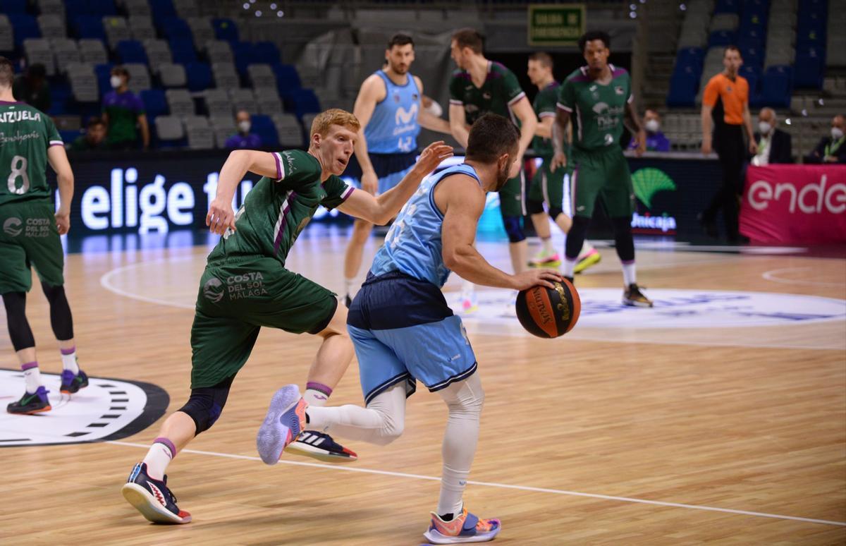 Alberto Díaz persigue a JJ Barea.