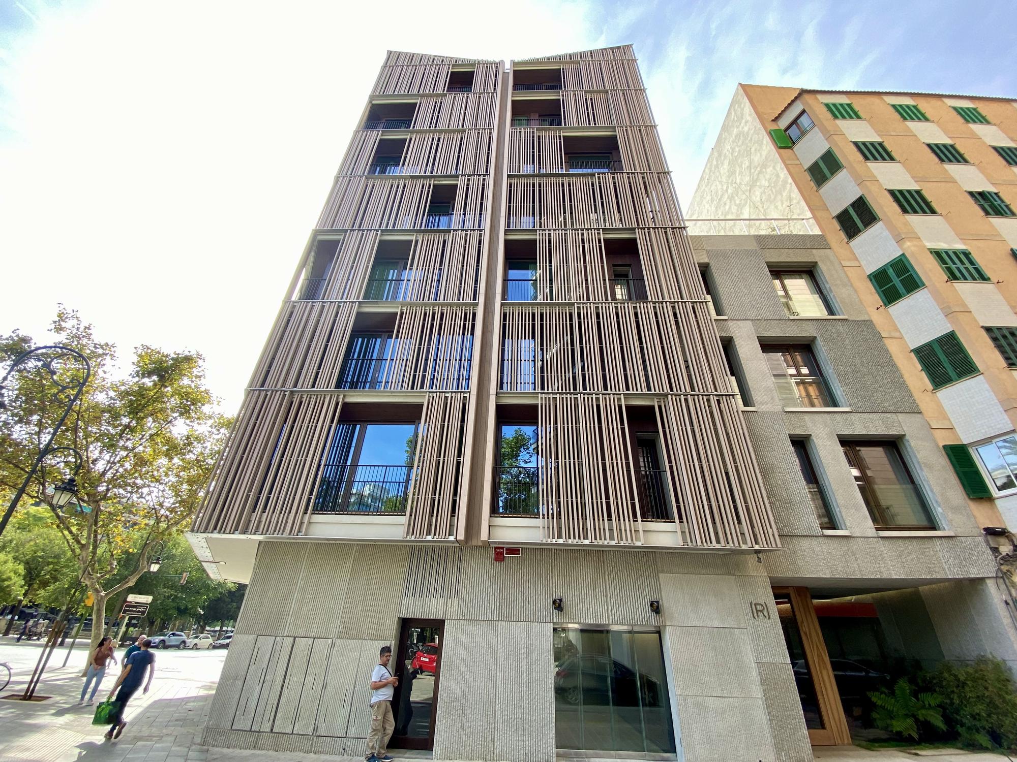 Las fotos del nuevo edificio del Paseo Mallorca de Palma con piel de madera y diseñado por el estudio Ohlab