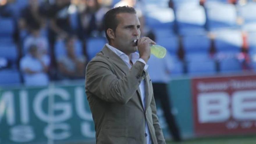 Rubén Baraja bebe agua durante el partido Huesca-Elche.