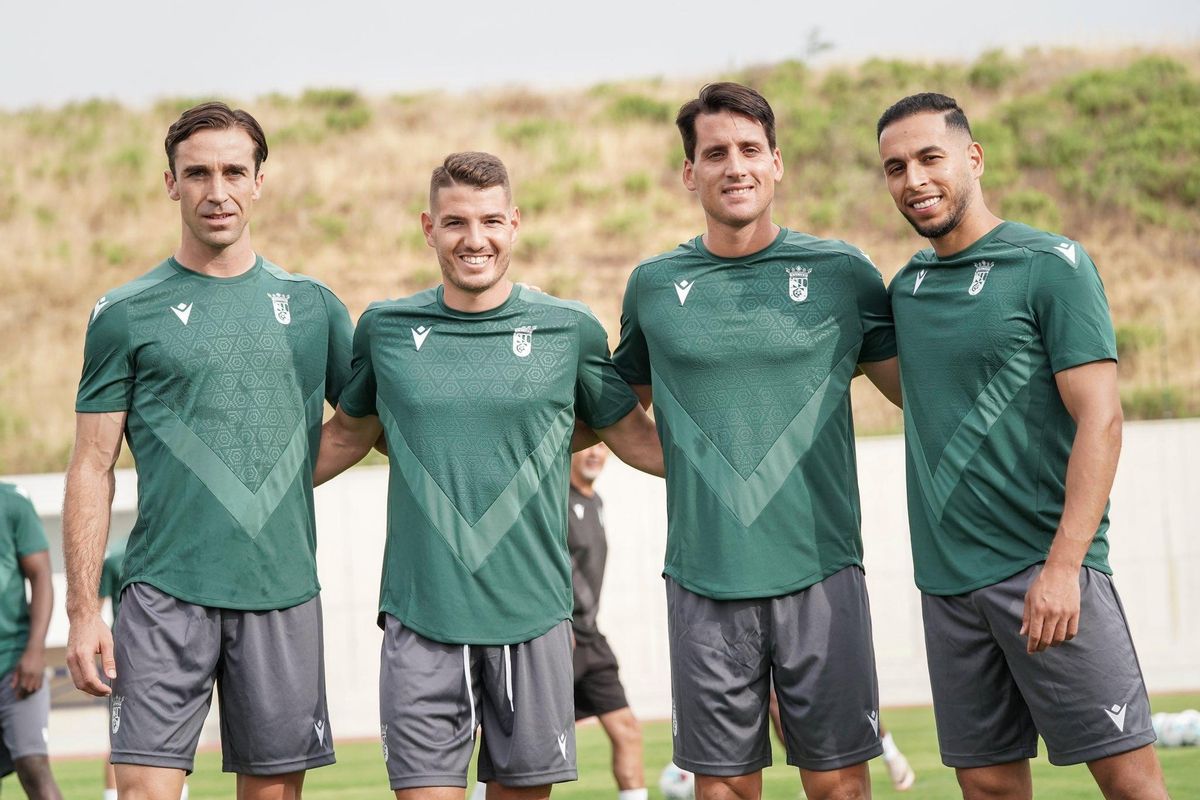Manu Sánchez (primero por la izquierda) y Juanto (segundo por la derecha), en el Ceuta