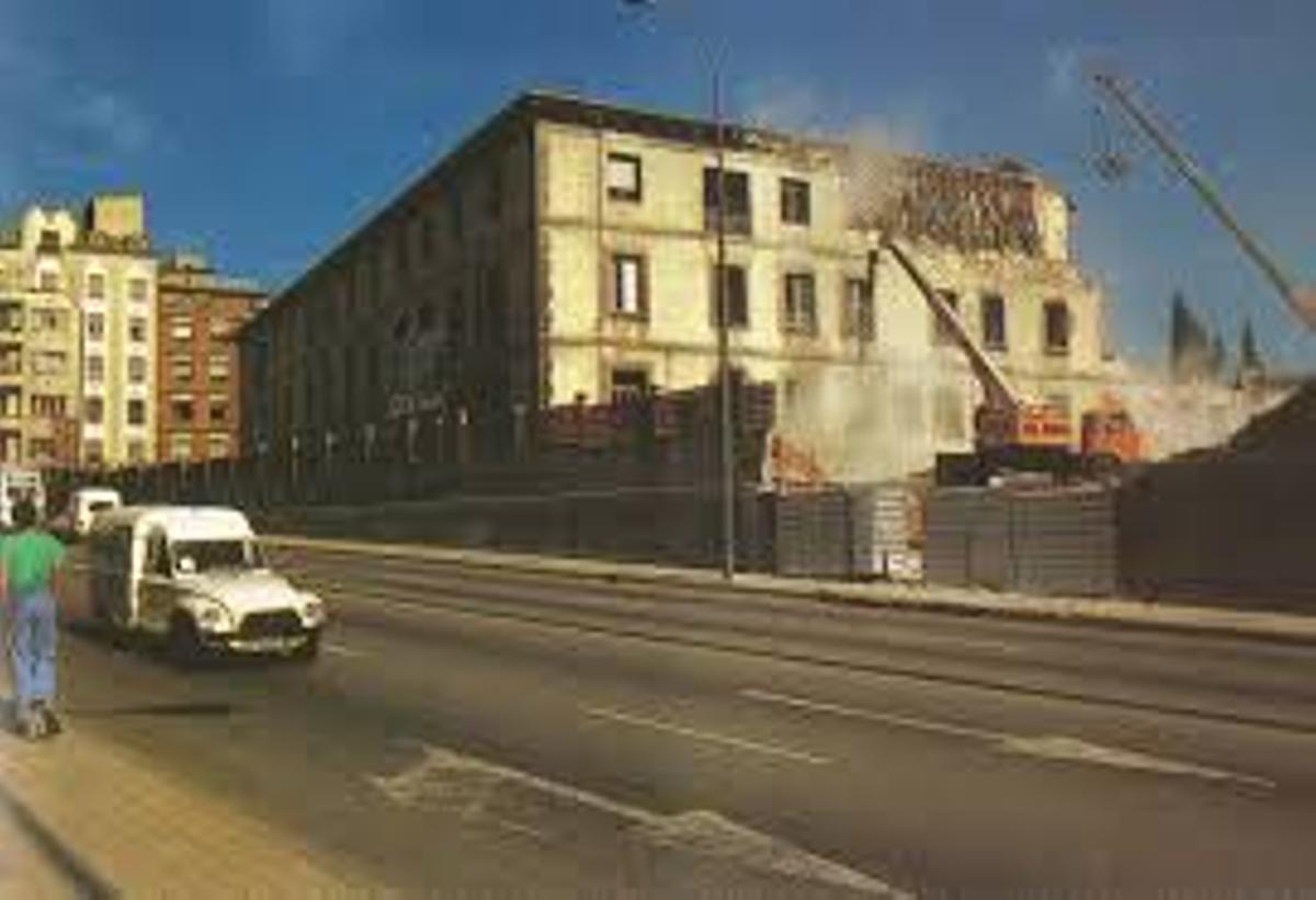 Derribo del convento de las Adoratrices, en la calle Muñoz Degrain, en 1988.