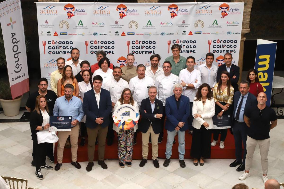 Foto de familia del jurado, la organización y los ganadores del Califato Gourmet.