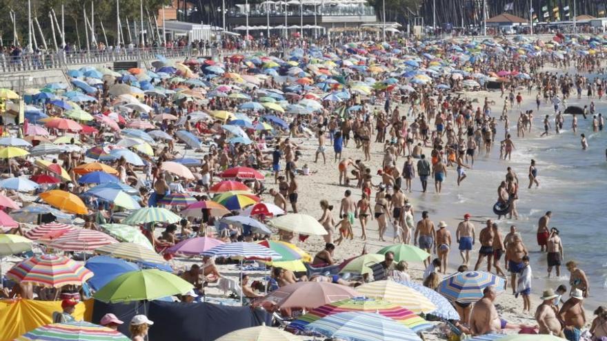 El buen tiempo anima a los bañistas en la playa de Samil