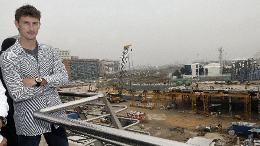 Los tenistas Juan Carlos Ferrero (d) y David Ferrer (i) visitaron hoy las obras del Agora de la Ciudad de las Artes y las Ciencias, donde a partir de 2009 se disputará el Open de Tenis de la Comunitat Valenciana.