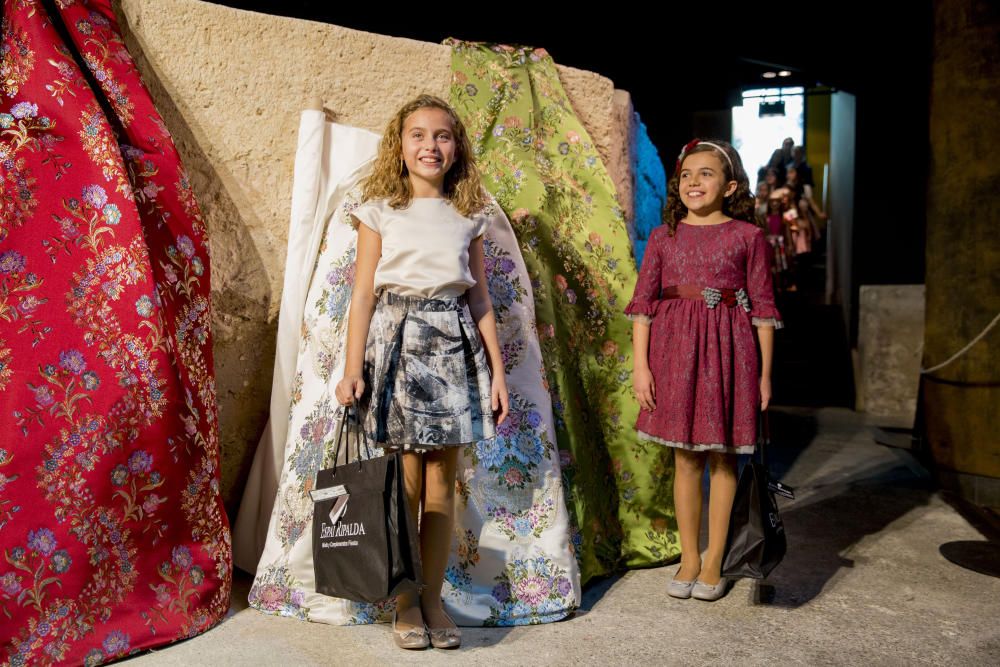 Presentación de las telas de la corte de la fallera mayor infantil