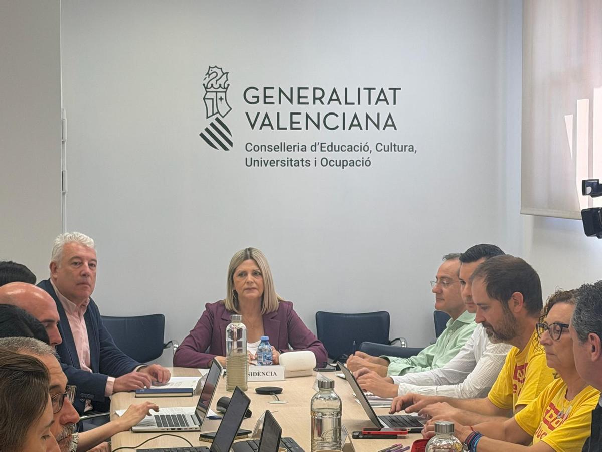 Los sindicatos, reunidos en mesa sectorial este jueves con la consellera de Educación.