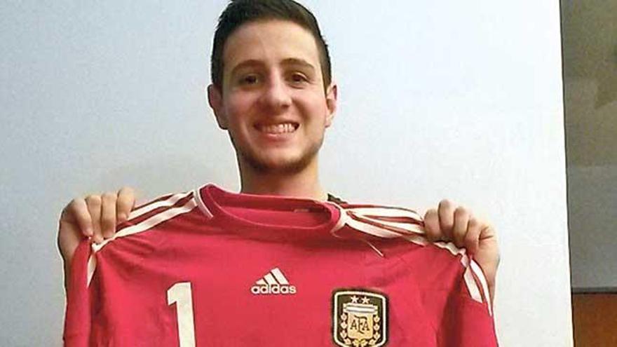 Nico Sarmiento posa con la camiseta de portero de la selección argentina.