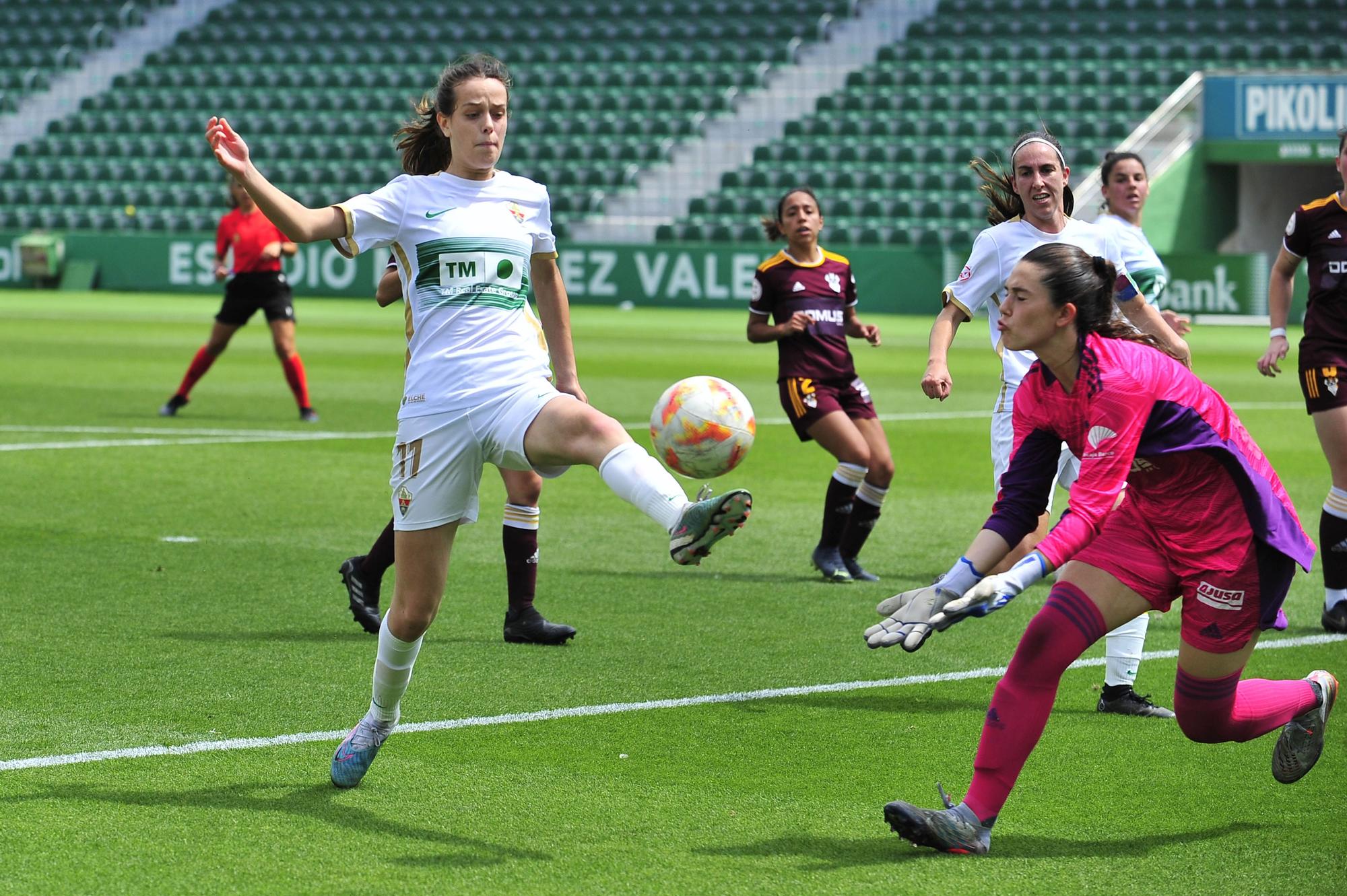 El Elche Femenino celebra su ascenso a Segunda RFEF jugando en el Martínez Valero