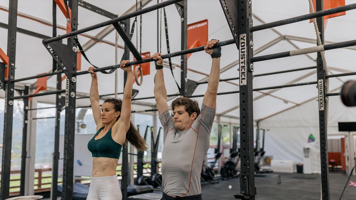 Gente entrenando en un gimnasio