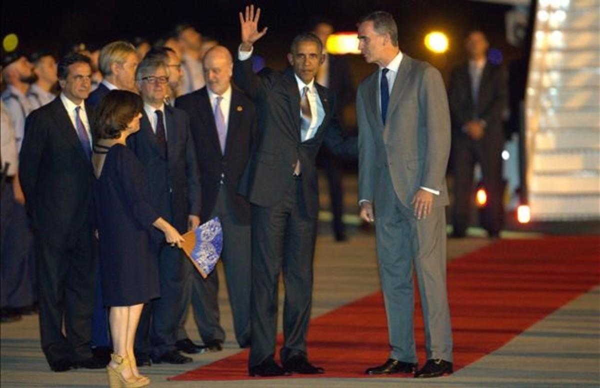 El presidente de los EE. UU. Barack Obama, a su llegada esta noche a la base aérea de Torrejón en Madrid donde fue recibido por S M El rey Felipe VI y la vicepresidenta del Gobierno en Funciones Soraya Sáenz de Santamaría