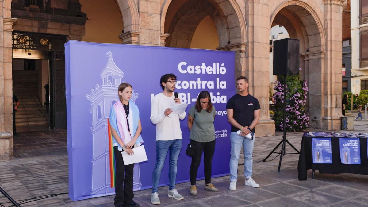 Lectura del manifiesto contra la LGTBIfobia.