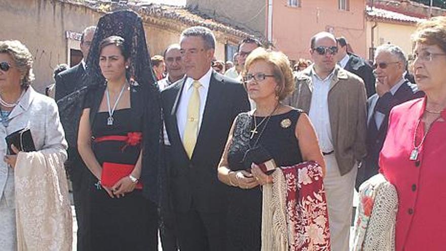 El presidente de la cofradía de la Virgen del Canto, Emeterio Misol, encabeza la comitiva.