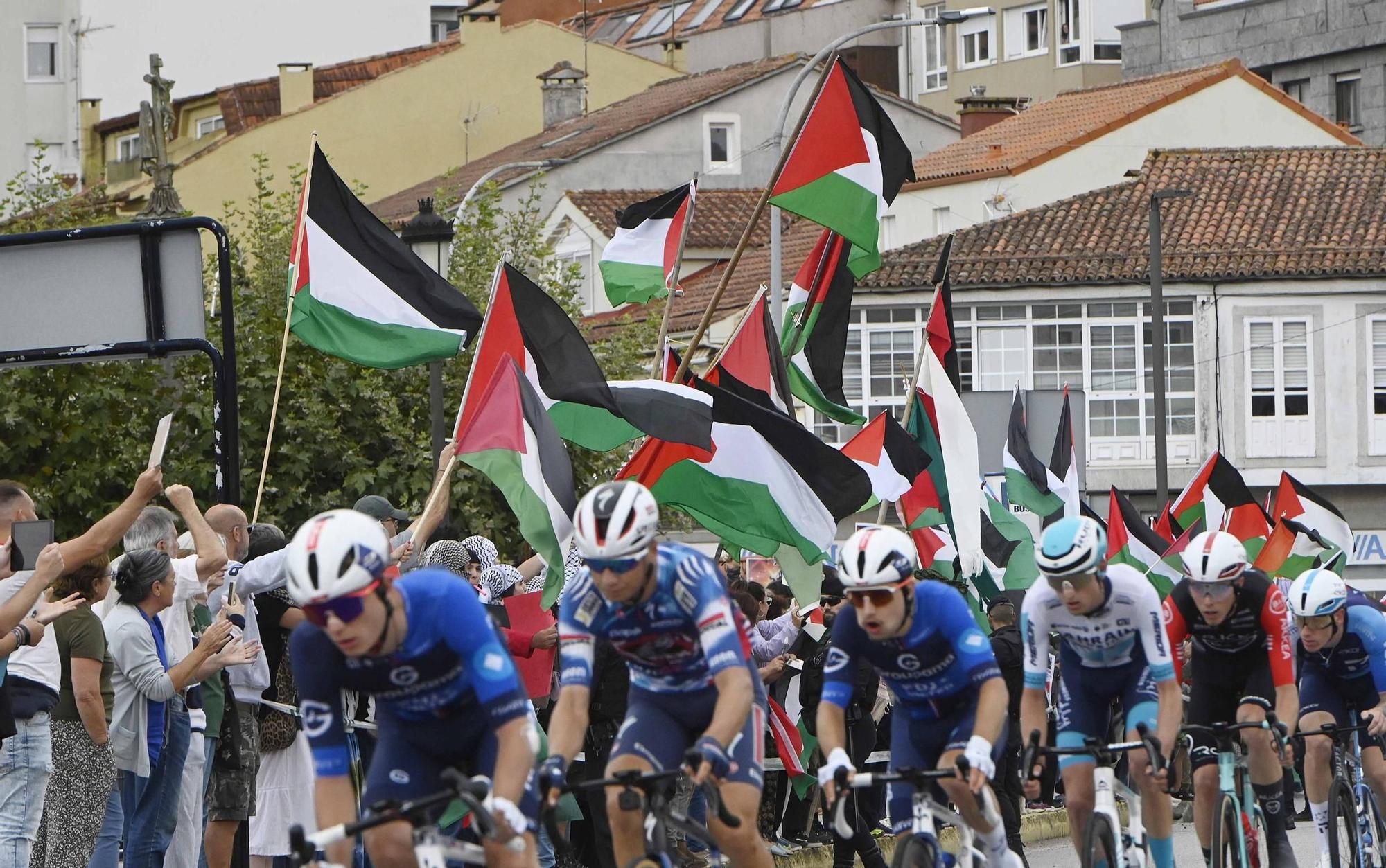 Concentraciones contra el equipo de Israel por el genocidio en Gaza durante el paso de La Vuelta por Pontevedra