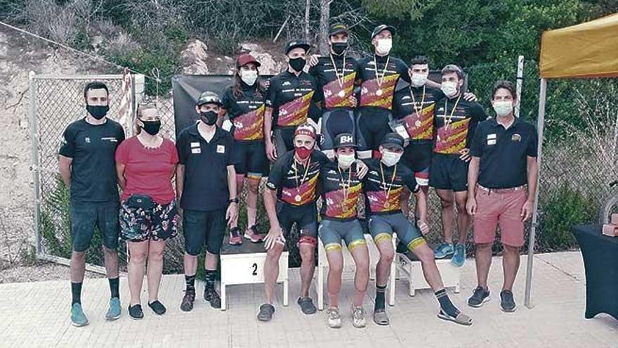 Los mejores del Campeonato de Baleares posan en el podio del Trail Park de Peguera con el presidente de la Balear, Fernando Gilet.