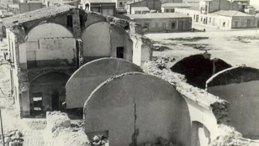 El Cuartel de Caballería, en ruinas, situado en frente del Paseo de Germanías.