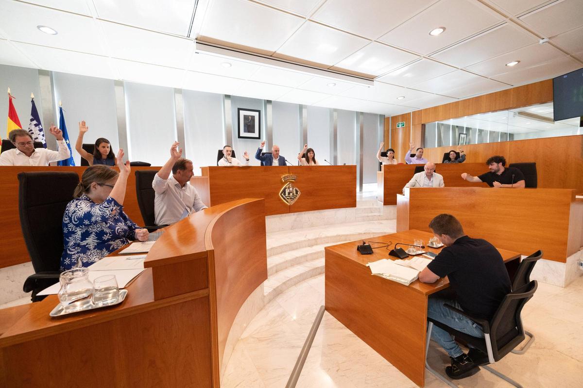 Pleno del Consell de Ibiza: «No me gustan los del Atlético y no por ello tengo 'atléticodemadridfobia'»