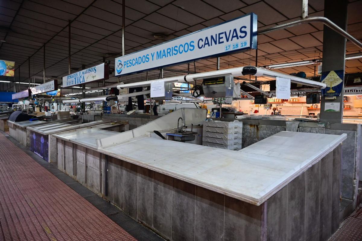 Puestos de venta de pescados vacíos en el Mercat Central de Castelló, como es habitual todos los lunes.