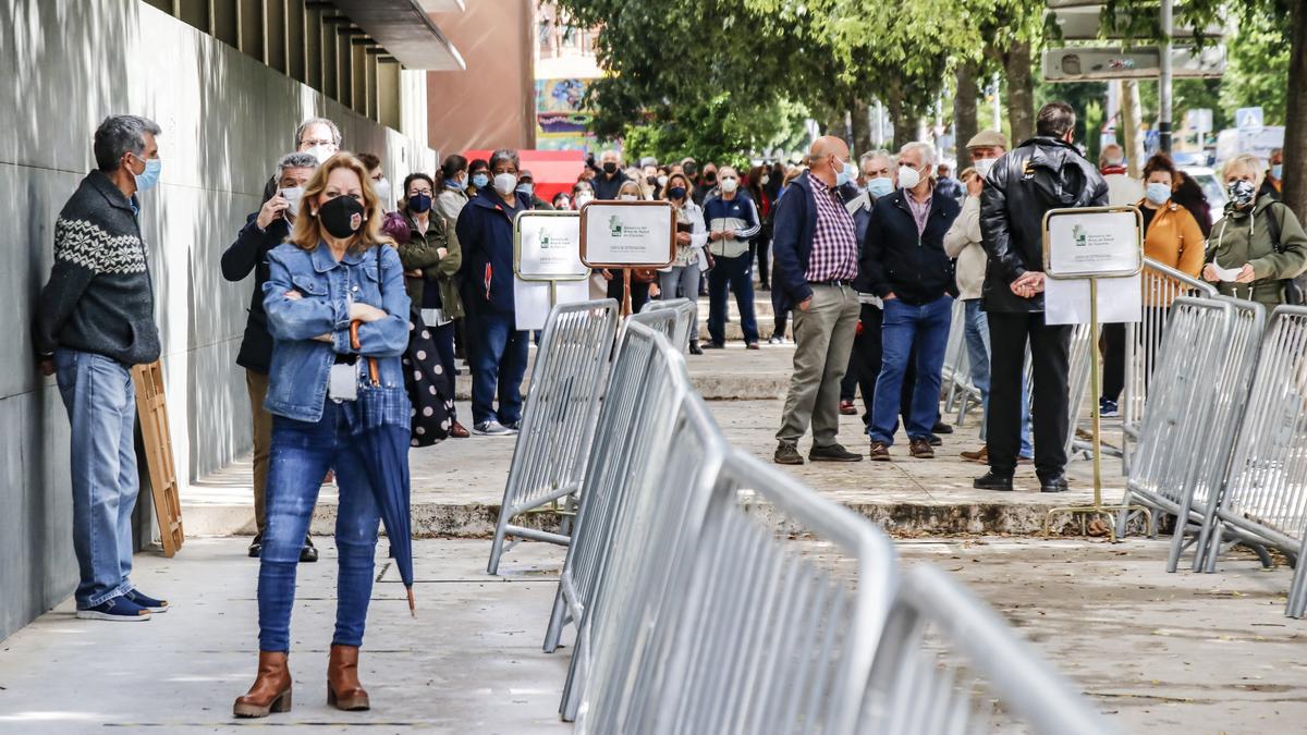 Una imagen de las colas que se organizaron ayer en la segunda vacunación sin cita.